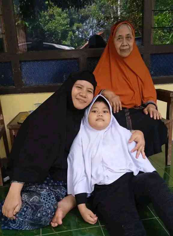 Pertemuan 3 generasi, saat almh Ibu masih hidup (Dokumentasi pribadi: Isti Yogiswandani)