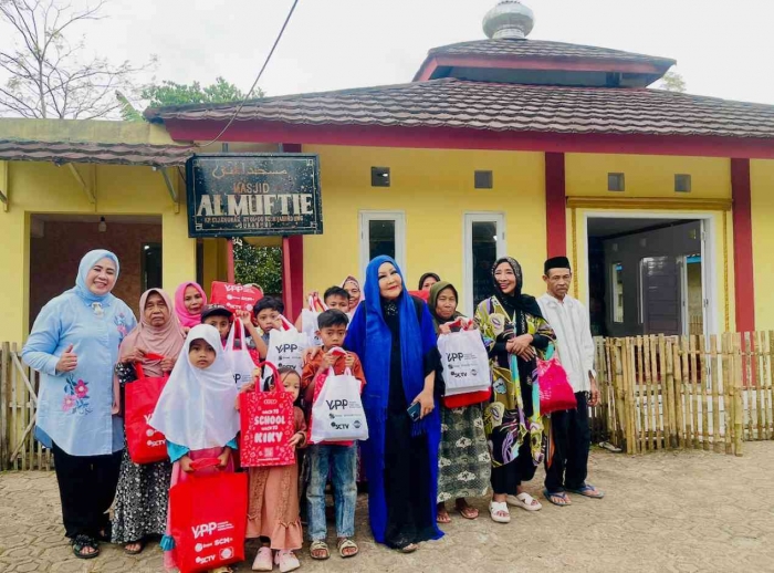 Aktris erna santoso dan warga cijangkar,foto dok musa sanz