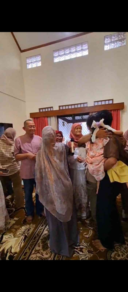 Saling bermaafan di momen Lebaran keluarga (Foto Dokumentasi Pribadi).