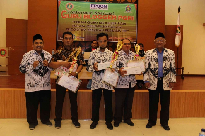Omjay dan para pemenang lomba blog PGRI/dokpri