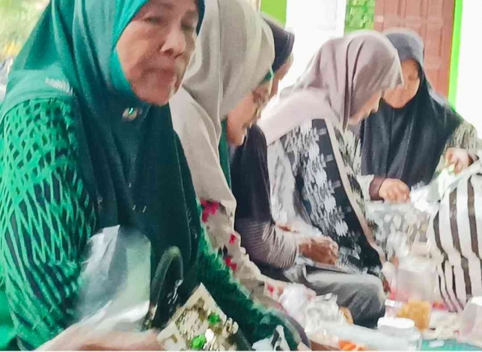 Hidangan yang tersisa dibagi rata dan dibawa pulang (Dokumentasi pribadi: Isti Yogiswandani)