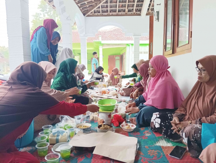 Halal bihalal para mamah RT 11 dengan saling berbagi makanan untuk dinikmati bersama (Dokumentasi pribadi: Isti Yogiswandani)
