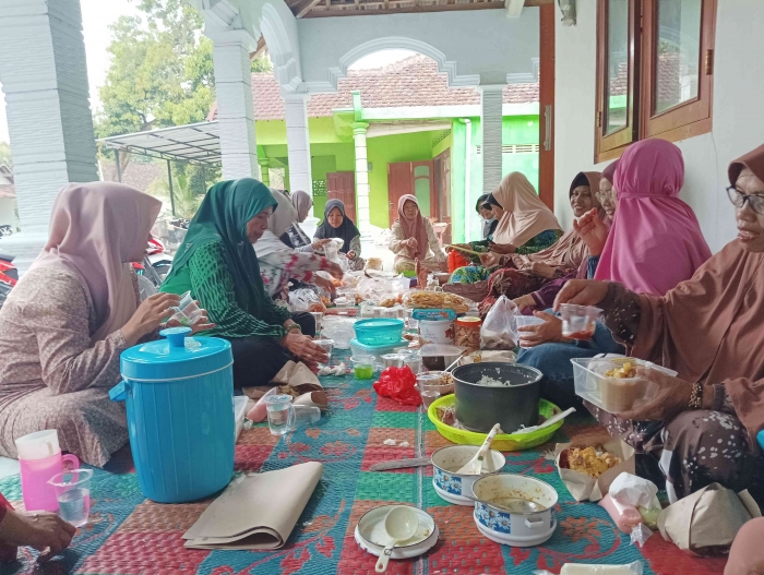 Pertemuan rutin kali ini terasa istimewa karena diikuti acara halal bihalal (Dokumentasi pribadi: Isti Yogiswandani)