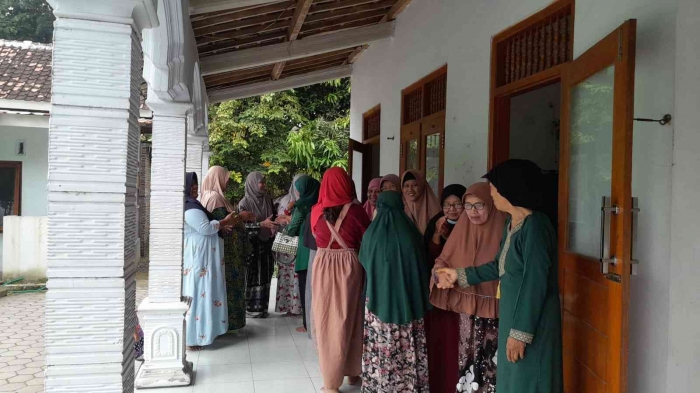 Saling maaf memaafkan dalam suasana kekeluargaan yang membahagiakan (Dokumentasi pribadi: Isti Yogiswandani)