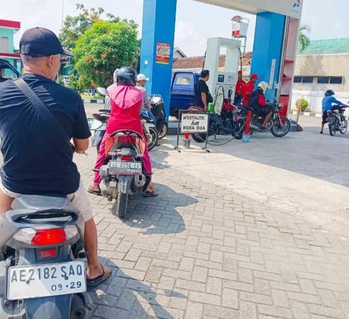 Antrean di SPBU hari ini Sabtu(04/04/2016) masih relatif normal (Dokumentasi pribadi: Isti Yogiswandani)