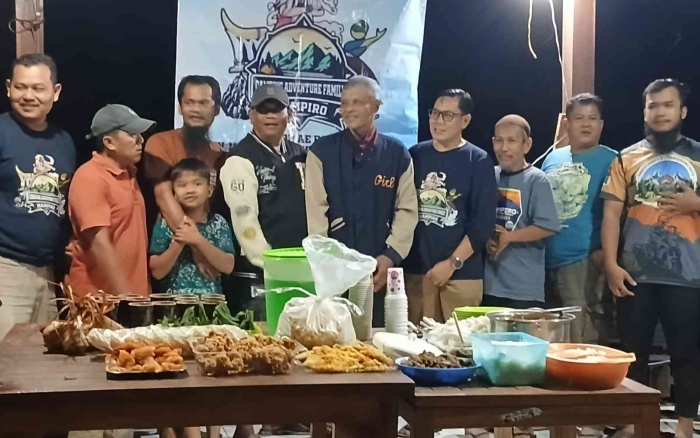Foto bersama sebelum makan malam bersama dan pengukuhan Pengurus (Dokumentasi pribadi: Isti Yogiswandani)