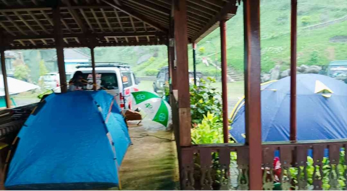 Sebagian peserta buka tenda di halaman, sebagian lagi di dalam (Dokumentasi pribadi: Isti Yogiswandani)