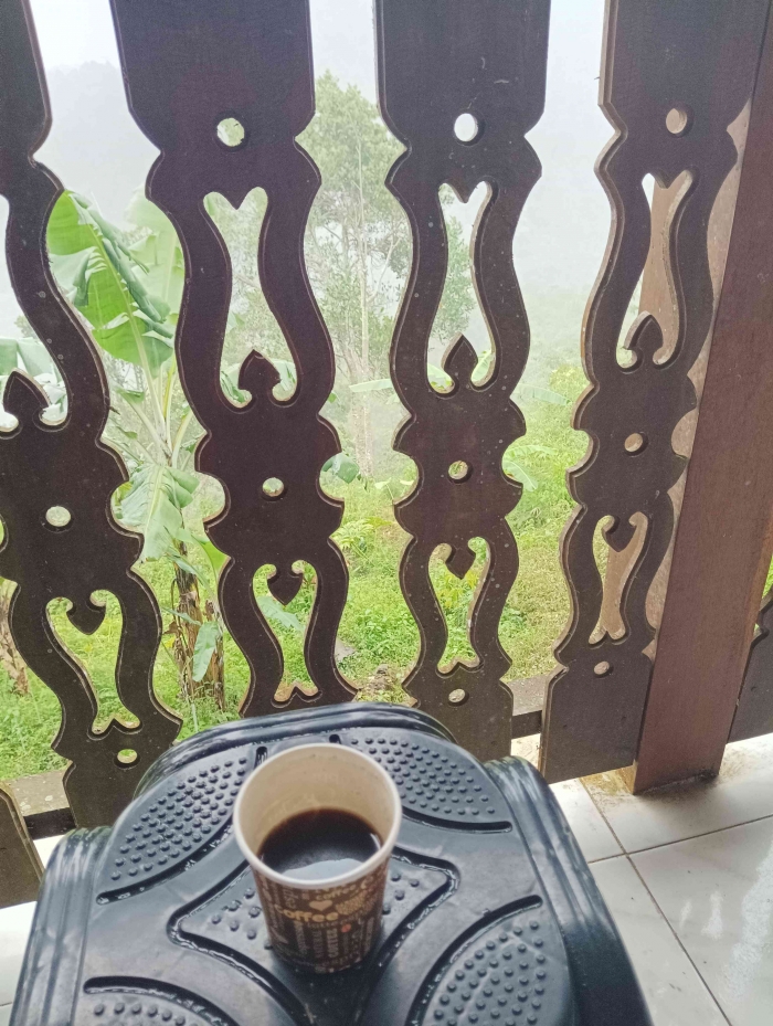 Menikmati kopi sambil menatap hujan yang mengaburkan view pegunungan(Dokumentasi pribadi: Isti Yogiswandani)