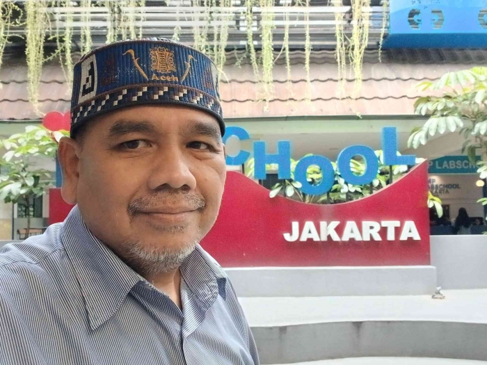 Omjay di depan taman SMP Labschool Jakarta/dokpri