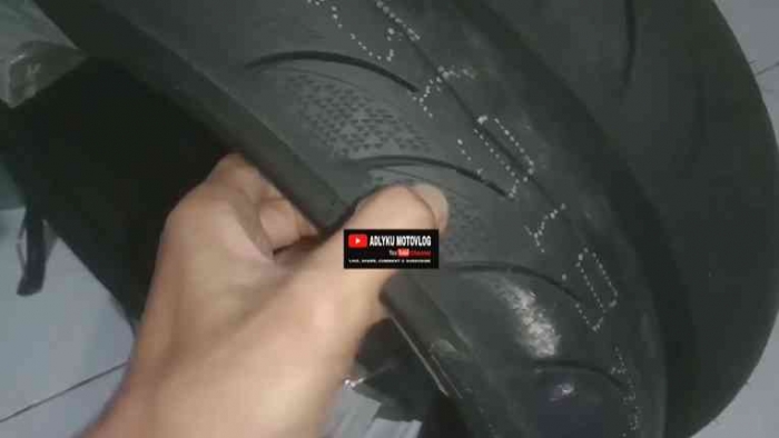 Ban Maxxis Diamond dengan corak gerigi khas di bagian sisi dirancang untuk traksi maksimal saat cornering. (Dok. Adlyku Motovlog)
