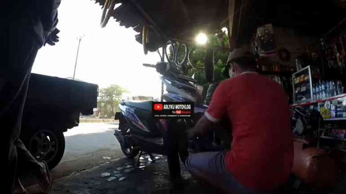 Proses pemasangan ban tubeless Maxxis Diamond di Honda Beat Fi 2017 menggunakan jasa tukang tambal ban. . (Dok. Adlyku Motovlog)