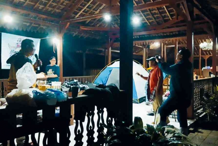 Pembagian hadiah (Dokumentasi pribadi: Isti Yogiswandani)