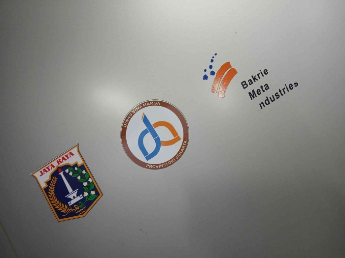 logo sponsor disamping lift yang rusak/dokpri