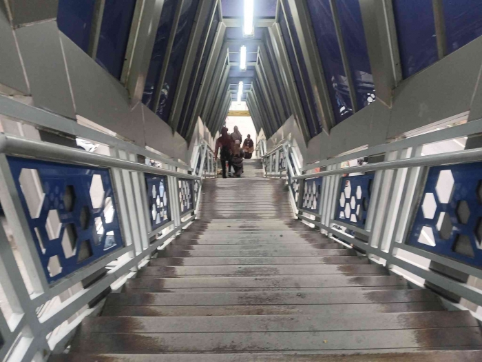 tangga stasiun klender baru yang curam buat penumpang/dokpri