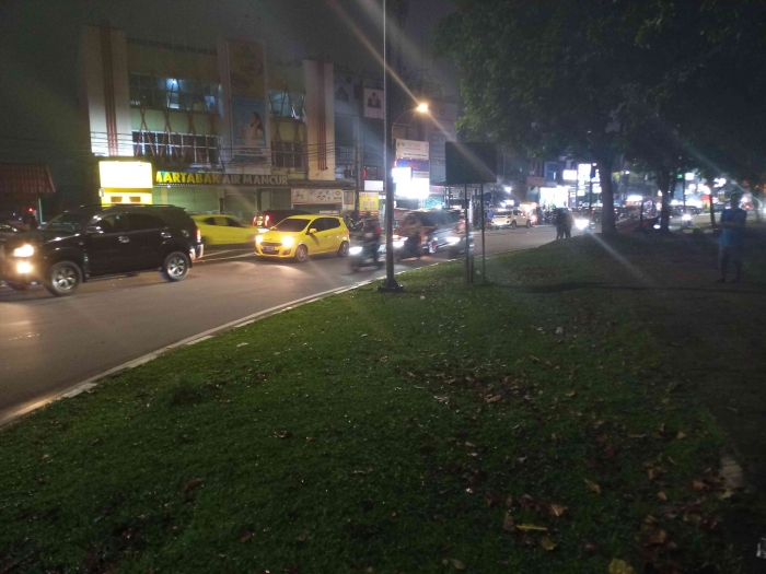 Suasana lalu lintas malam di Taman Air Mancur (dokumen pribadi)