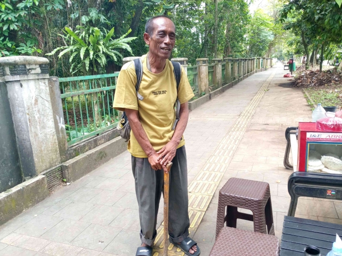 Lansia musafir pakai tongkat yang hampir saja tersesat (Dokumentasi Pribadi)