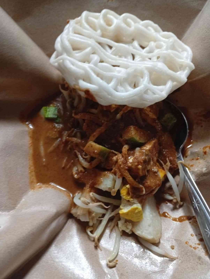 Penampilan kupat tahu dalam kertas bungkus (Foto Dokumentasi Pribadi).