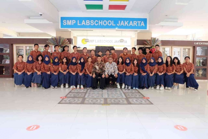 Omjay dan murid-muridnya di SMP Labschool Jakarta/dokpri