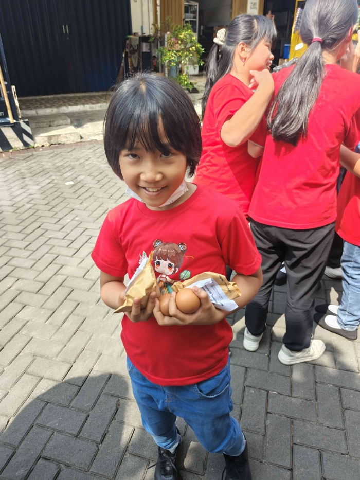 Berbagi telor. Foto dokumentasi pribadi