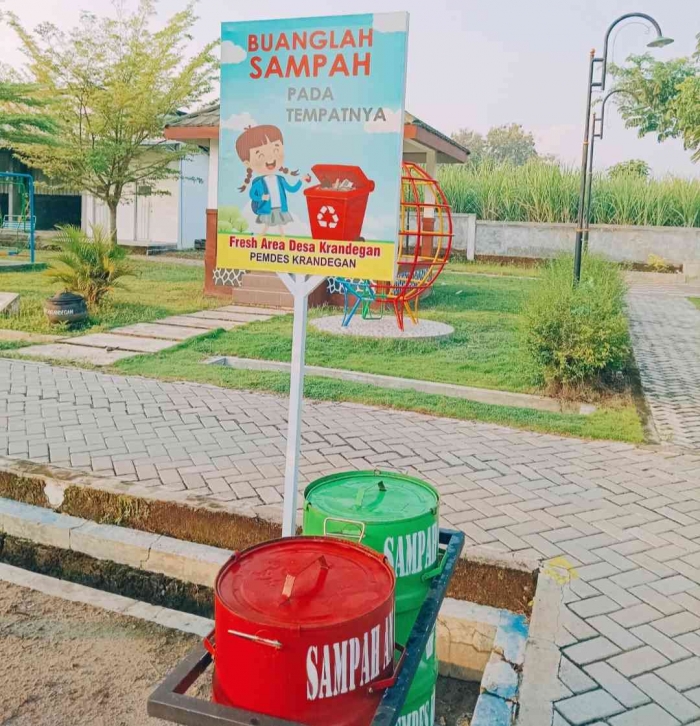 Lapangan Krandegan, tempat yang nyaman untuk jalan keliling lapangan dan senam (Dokumentasi pribadi: Isti Yogiswandani)