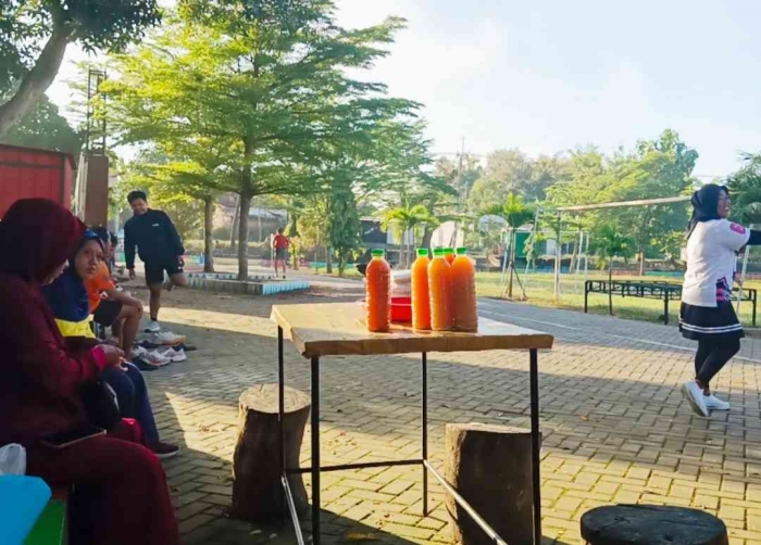 Senam menjadi ajang silaturahmi dan lapak UMKM (Dokumentasi pribadi: Isti Yogiswandani)