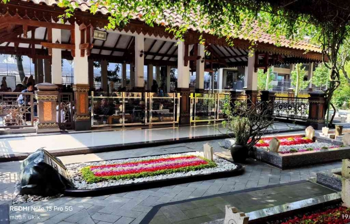 Makam Gus Dur sebelah kiri. (Dokumen pribadi)