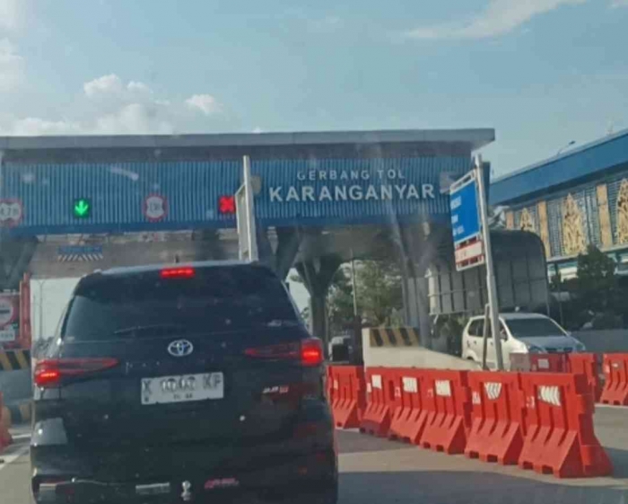 Gerbang tol Karanganyar (Dokumentasi pribadi)