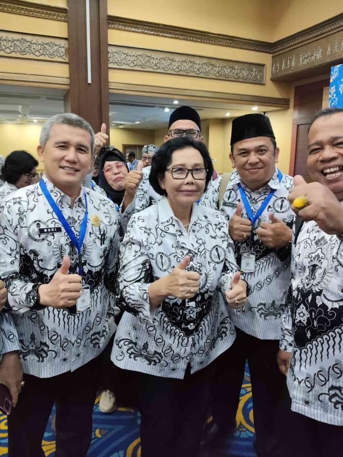 Ibu ketua umum pb pgri prof unifah rosyidi/pgri