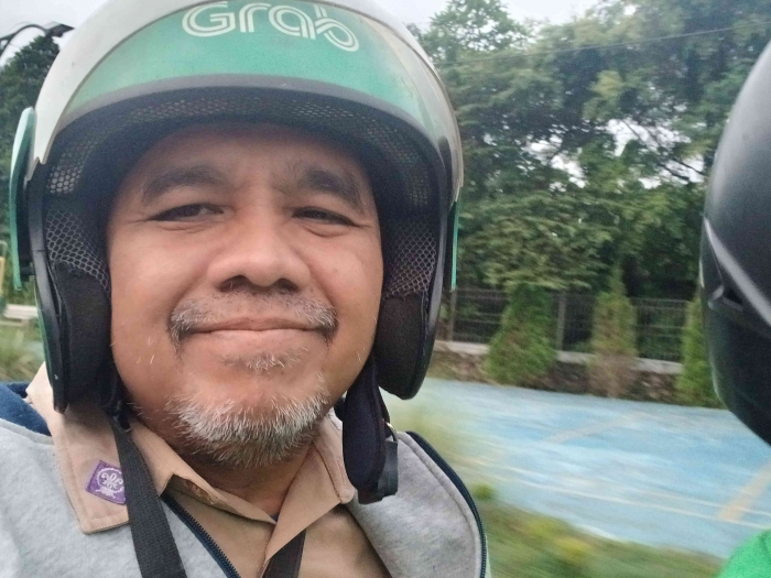 Omjay naik ojek online pergi pulang ke sekolah/dokpri