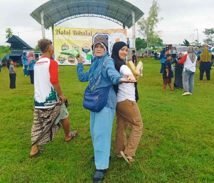 Penerima doorprize (Dokumentasi pribadi: Isti Yogiswandani)