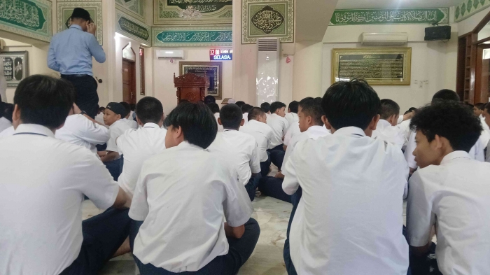 Sholat berjamaah di labchool/dokpri