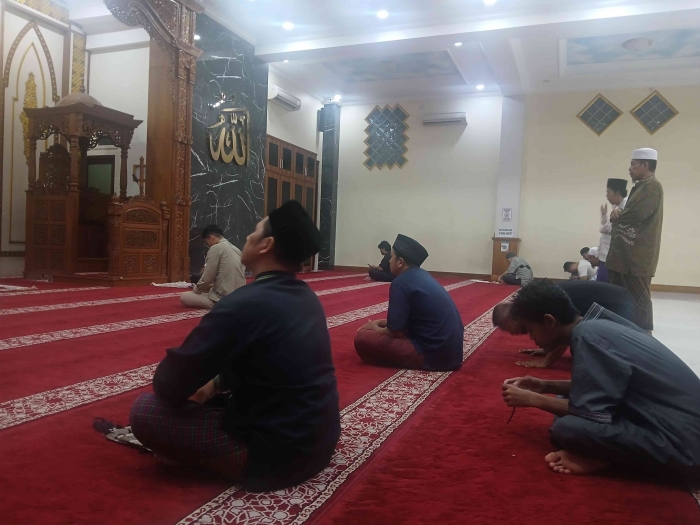 Persiapqn sholat isya bwrjamaah di masjid al maidah jatibening bekasi/dokpri