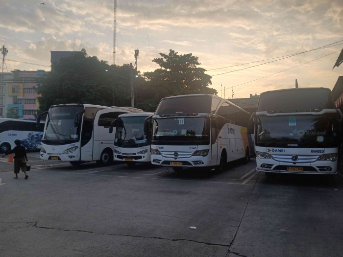 Bus damri di terminal bus kayuringin/dokpri