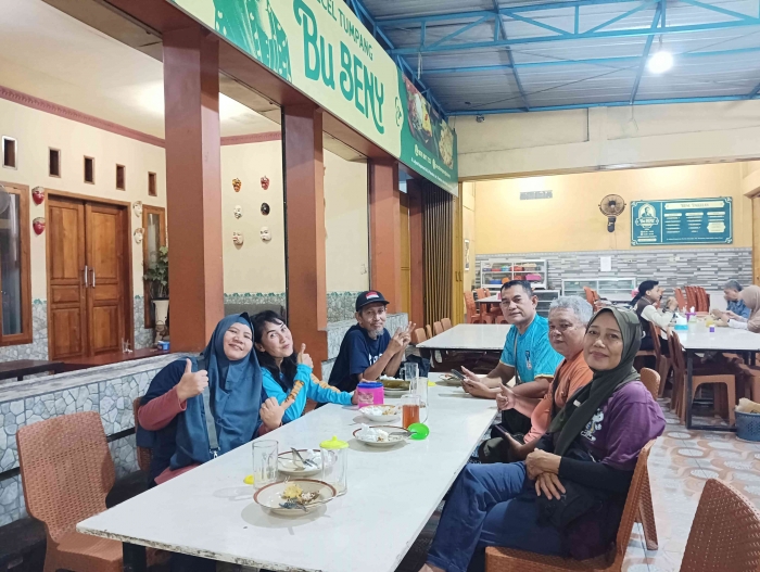 Menikmati Makmal Bersama Besti di Pecel Tumpang Khas Kediri: Dibayarin Juga, Wow...Enaknya!(Dokumentasi pribadi: Tante Monik)