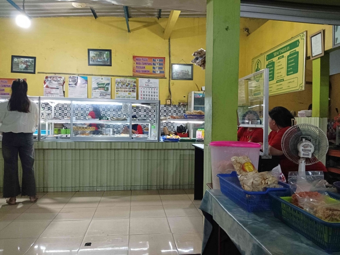 Tinggal pilih menu yang disukai, bawa ke kasir, dan bisa langsung dinikmati (Dokumentasi pribadi: Isti Yogiswandani)