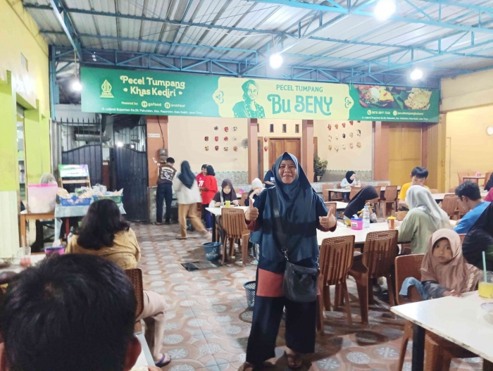 Berpose dulu, buat kenangan kalau pernah mampir di sini, kata Tante Monik(Dokumentasi pribadi: Isti Yogiswandani)