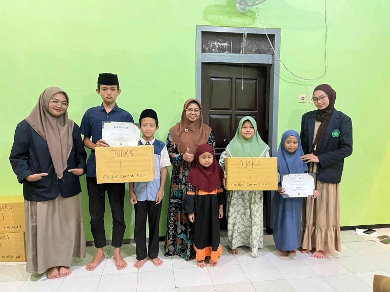 Momen penyerahan hadiah kepada para pemenang lomba dalam rangkaian kegiatan Gema Ramadhan 1447 H di TPQ Al-Bisri.