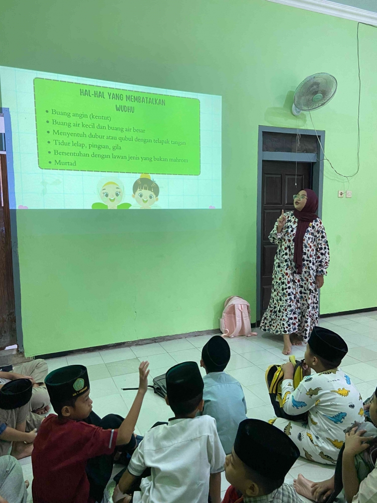 Kegiatan pembelajaran TPQ Al-Bisri yang diisi oleh mahasiswa KKN, terlihat peserta antusias mengikuti materi yang disampaikan.
