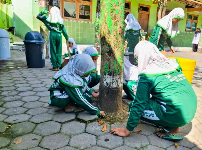 Para siswa antusias dan semangat membersihkan lingkungan sekolah (Dokumentasi MI Bahrul Ulum Buluh)