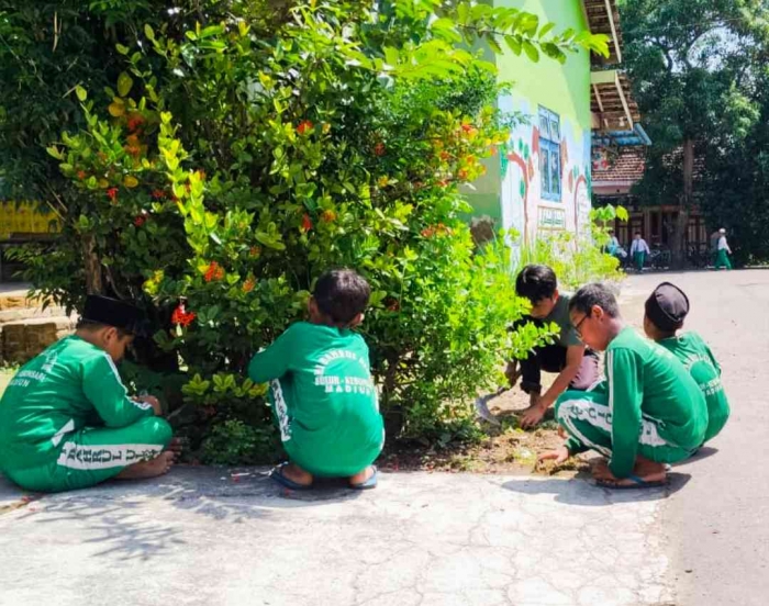 Para siswa antusias dan semangat membersihkan lingkungan sekolah (Dokumentasi MI Bahrul Ulum Buluh)