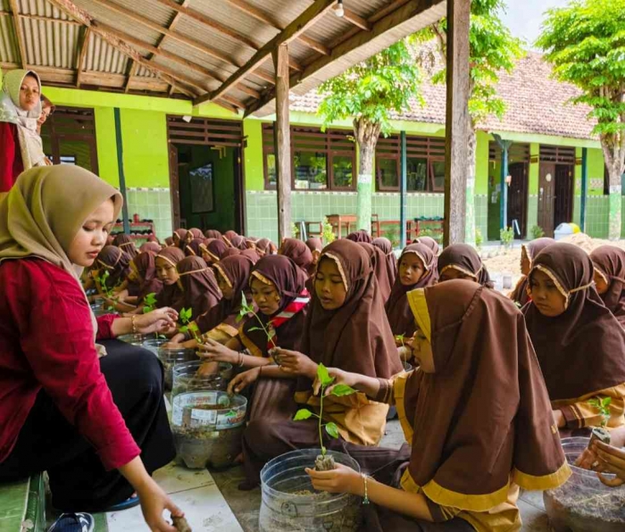 Menanam tanaman (Dokumentasi MI Bahrul Ulum Buluh)