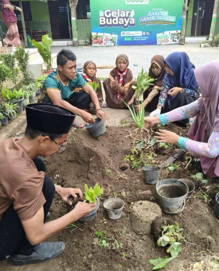 Mengelola greenhouse (Dokumentasi MI Bahrul Ulum Buluh)