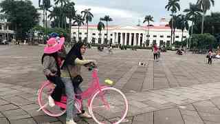 Pengunjung Dapat Meminjam Sepeda ( Sumber : Koleksi Pribadi )