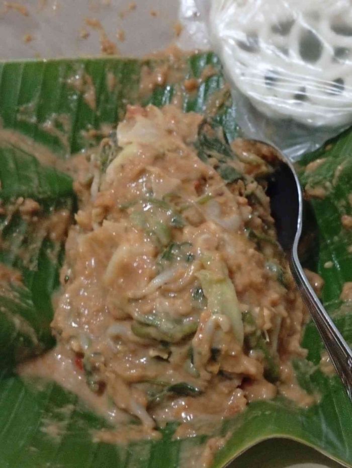 Lotek dengan tampilan bumbunya yang kental, rasa kacang yang gurih sedikit manis dari gula merah serta pedas (Foto DokPri).