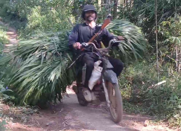 Sesekali berpapasan dengan pencari rumput gajah. Beri jalan ya...(Dokumentasi pribadi: Isti Yogiswandani)
