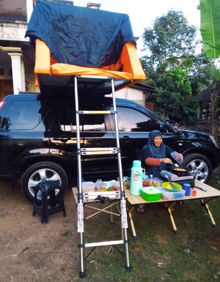 Membuat sarapan dulu ya...(Dokumentasi pribadi: Isti Yogiswandani)