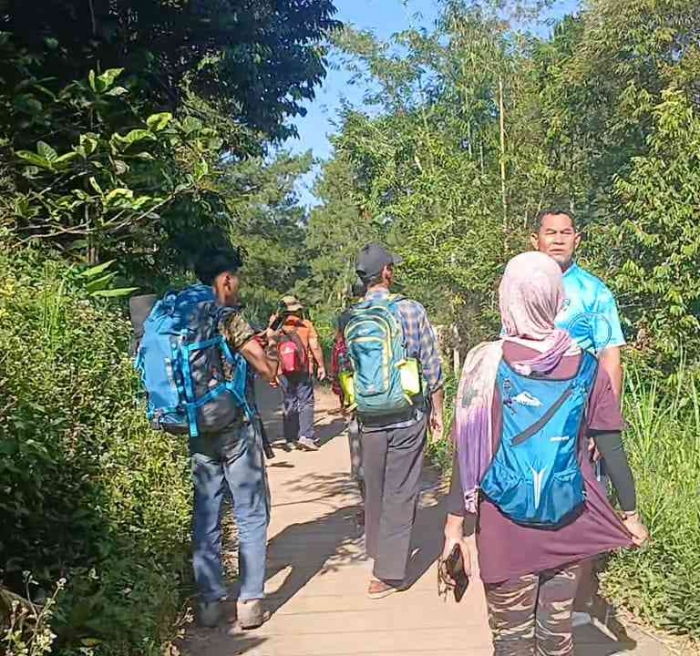 Bismillahirrahmanirrahim...mulai perjalanan menuju air terjun parijotho(Dokumentasi pribadi: Isti Yogiswandani)