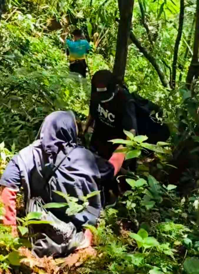 Memilih duduk dan menggeser pantat sambil dituntun saat turun ekstrem (Dokumentasi pribadi: Isti Yogiswandani)