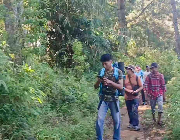 Berjalan sambil mempelajari tanaman yang tumbuh sepanjang perjalanan (Dokumentasi pribadi: Isti Yogiswandani)
