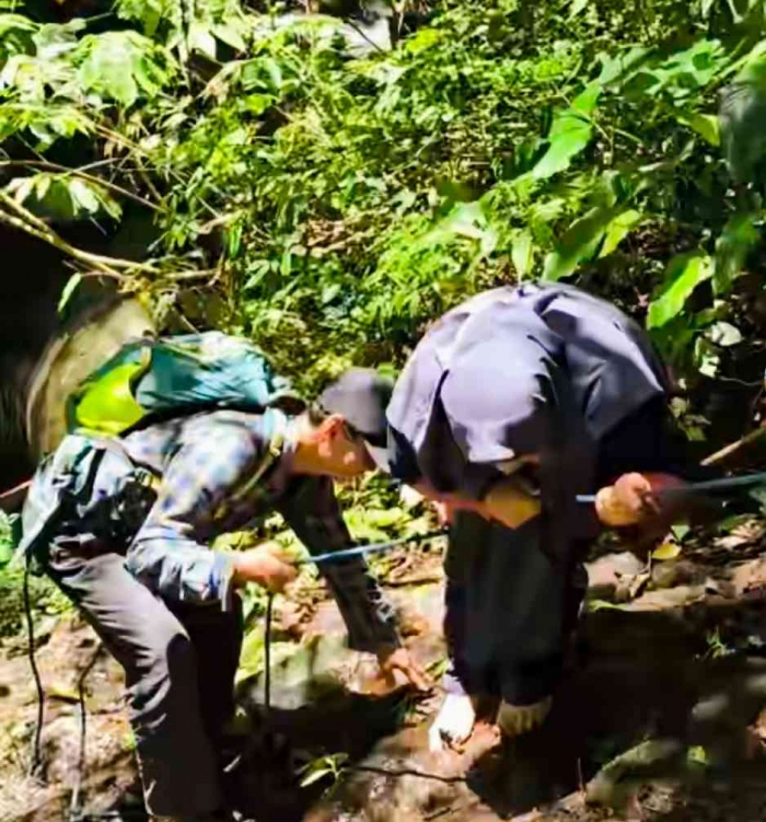 Rute turun ke sungai menggunakan tali, dibantu Mas Nanang (Dokumentasi pribadi: Isti Yogiswandani)